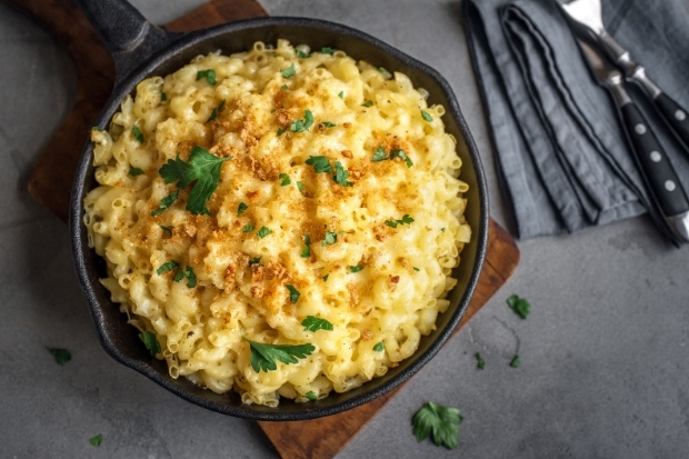 Dĩa Mac and Cheese nóng hổi với mì ống mềm và phô mai vàng óng