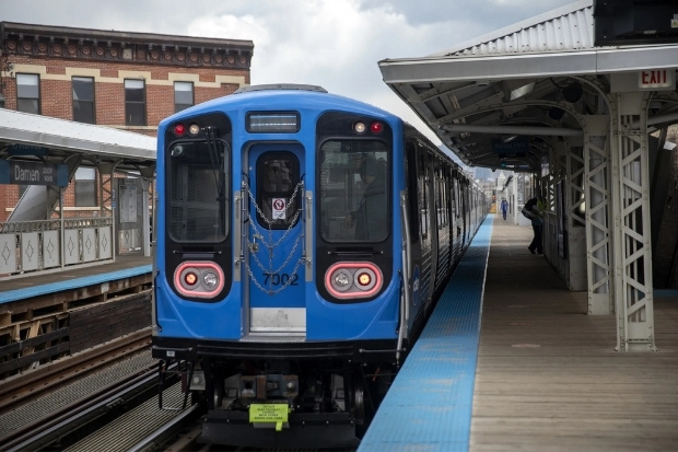Tàu điện ngầm CTA Blue Line di chuyển qua trung tâm Chicago 