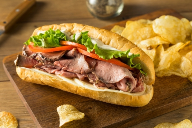 Chiếc Italian Beef Sandwich đầy ắp thịt bò thái mỏng và nước sốt hấp dẫn 