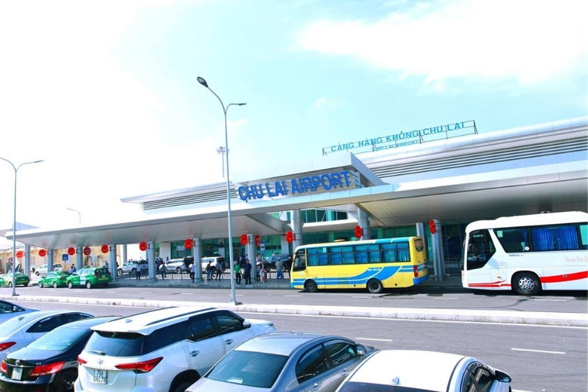 C&aacute;c phương tiện đưa đ&oacute;n h&agrave;nh kh&aacute;ch đậu b&ecirc;n ngo&agrave;i s&acirc;n bay Chu Lai