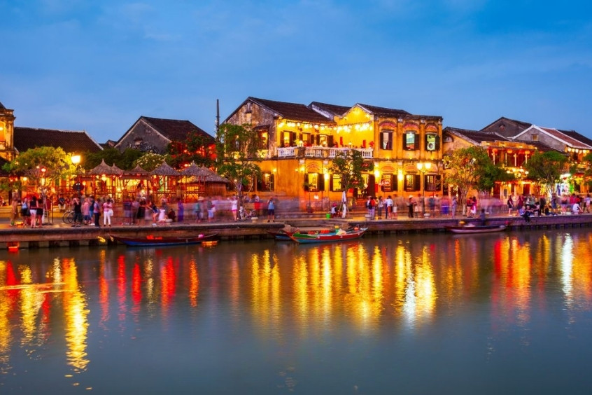 Dạo bước tr&ecirc;n Phố cổ Hội An về đ&ecirc;m b&ecirc;n d&ograve;ng s&ocirc;ng Ho&agrave;i thơ mộng