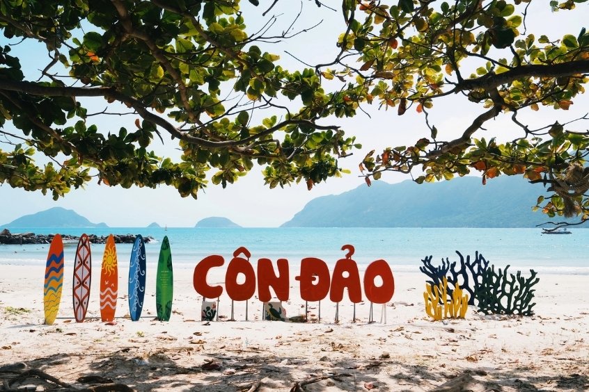 C&ocirc;n Đảo c&oacute; kh&iacute; hậu nhiệt đới hải dương với hai m&ugrave;a r&otilde; rệt, mỗi m&ugrave;a một vẻ đẹp ri&ecirc;ng