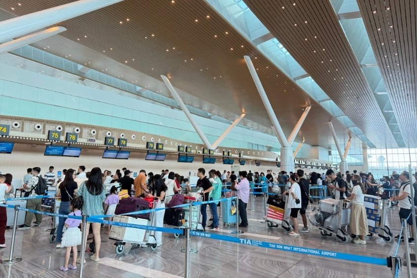 Khu vực l&agrave;m thủ tục tại s&acirc;n bay T&acirc;n Sơn Nhất 