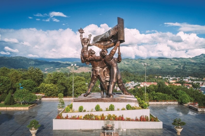 Tượng đ&agrave;i Chiến thắng Điện Bi&ecirc;n Phủ - Biểu tượng của tinh thần bất khuất v&agrave; dung cảm 