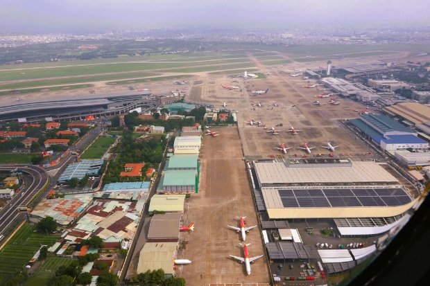 S&acirc;n bay T&acirc;n Sơn Nhất nh&igrave;n từ trực thăng qu&acirc;n sự