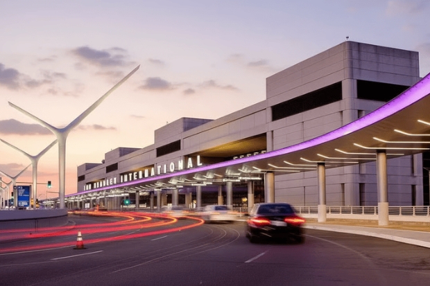 S&acirc;n bay Los Angeles (LAX) sở hữu hệ thống nh&agrave; ga hiện đại, đ&aacute;p ứng nhu cầu di chuyển của h&agrave;nh kh&aacute;ch trong v&agrave; ngo&agrave;i nước