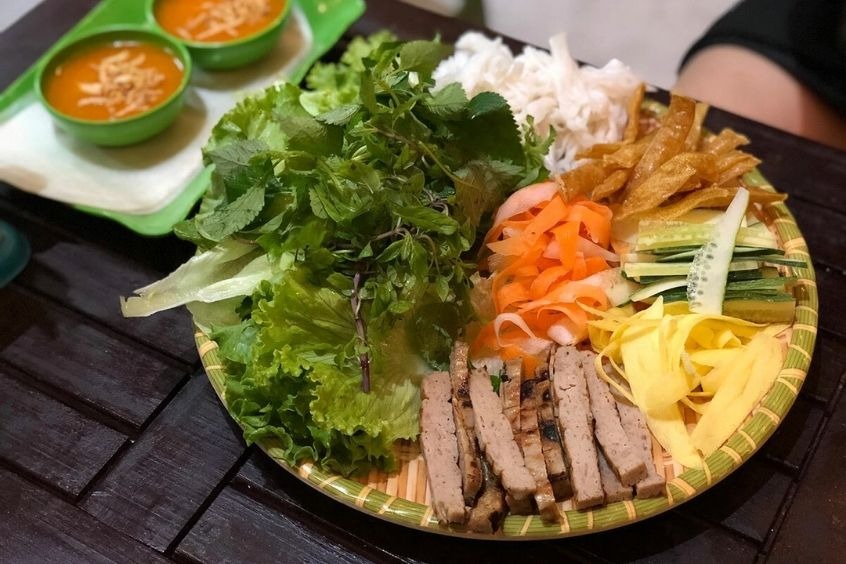 Nem nướng l&agrave; m&oacute;n ăn đặc sản Nha Trang m&agrave; du kh&aacute;ch đến từ TPHCM n&ecirc;n thưởng thức