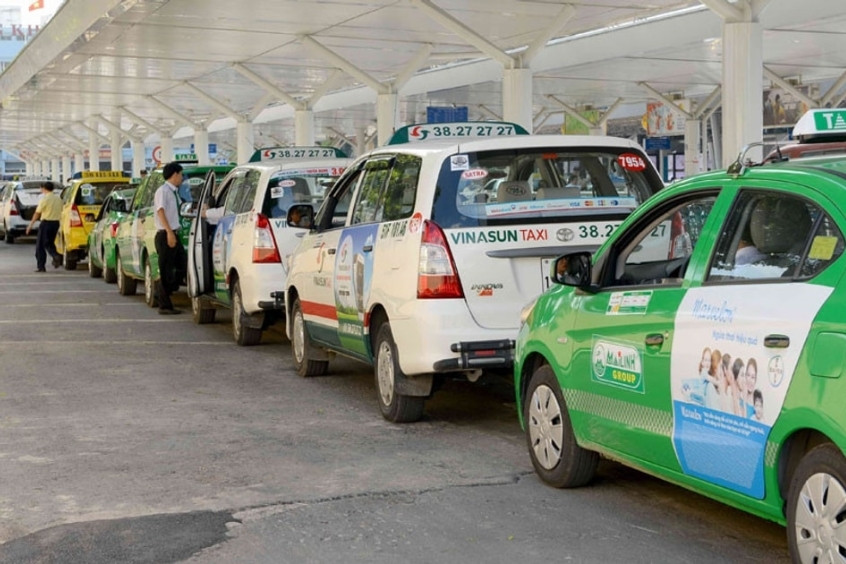 Taxi truyền thống l&agrave; phương tiện di chuyển phổ biến, c&oacute; thể bắt gặp ở hầu hết mọi nơi