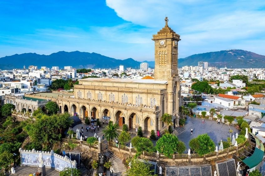 Nh&agrave; Thờ Đ&aacute; Nha Trang với lối kiến tr&uacute;c độc đ&aacute;o sẽ khiến nhiều du kh&aacute;ch đến từ S&agrave;i G&ograve;n bất ngờ