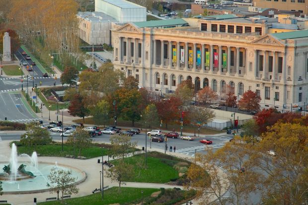 Thư viện Parkway Central Library cổ k&iacute;nh nằm b&ecirc;n đại lộ Benjamin Franklin Parkway
