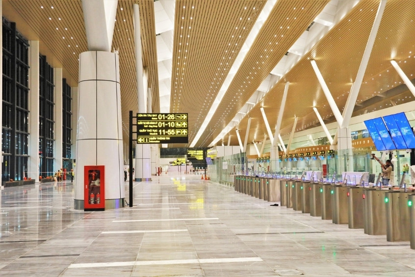 Kh&ocirc;ng gian hiện đại b&ecirc;n trong s&acirc;n bay quốc tế T&acirc;n Sơn Nhất