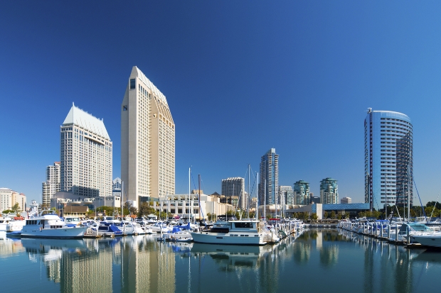 Manchester Grand Hyatt l&agrave; kh&aacute;ch sạn biểu tượng nằm b&ecirc;n vịnh San Diego, thu h&uacute;t du kh&aacute;ch với khung cảnh hiện đại v&agrave; bến du thuyền sầm uất