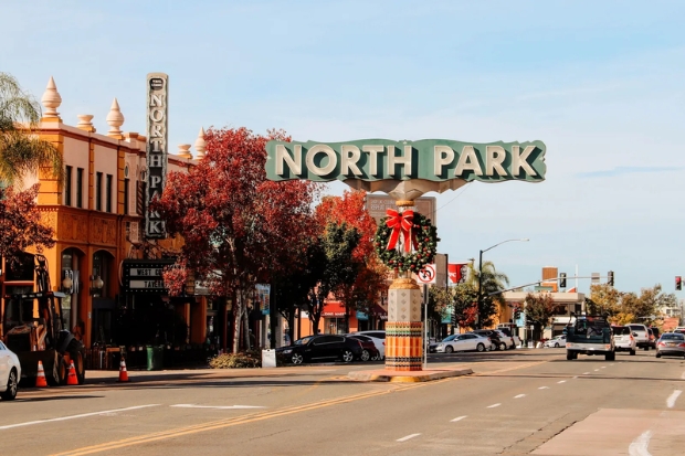 North Park l&agrave; khu phố s&ocirc;i động ở San Diego, nổi tiếng với c&aacute;c nh&agrave; h&agrave;ng, qu&aacute;n bia thủ c&ocirc;ng v&agrave; cửa h&agrave;ng mang phong c&aacute;ch độc đ&aacute;o