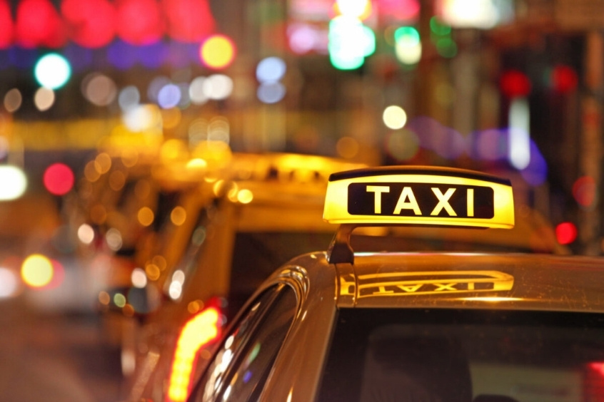Taxi - Phương tiện phổ biến c&oacute; thể thấy ở bất kỳ nơi đ&acirc;u