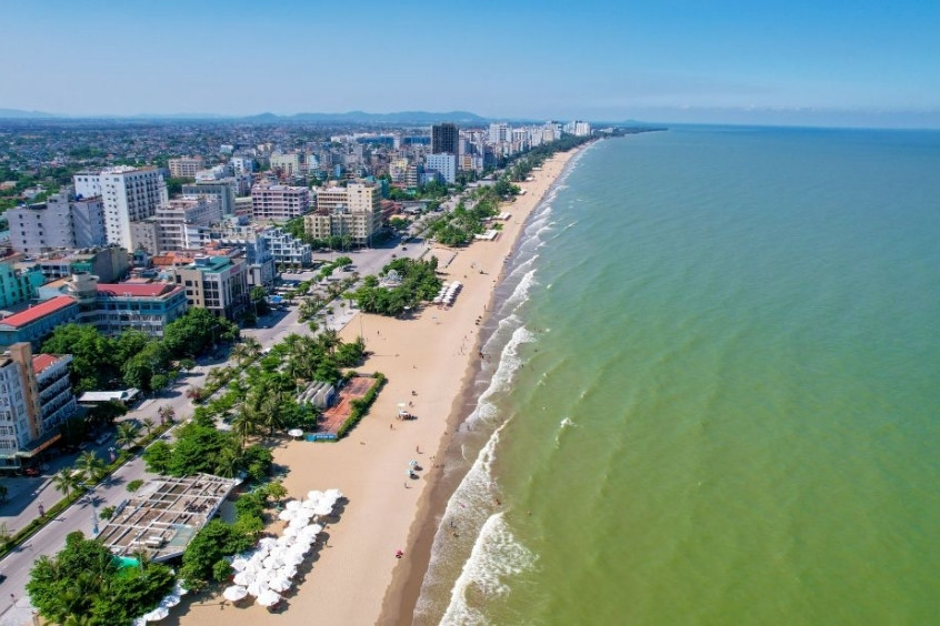 B&atilde;i biển Sầm Sơn,&nbsp;b&atilde;i biển nổi tiếng v&agrave; s&ocirc;i động nhất tại Thanh H&oacute;a, thu h&uacute;t h&agrave;ng triệu du kh&aacute;ch mỗi năm