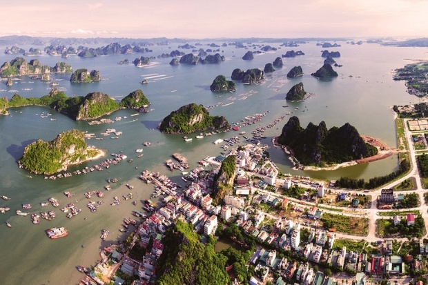 To&agrave;n cảnh huyện đảo V&acirc;n Đồn y&ecirc;n b&igrave;nh v&agrave; h&ugrave;ng vĩ với hệ thống vạn đảo đ&aacute; v&ocirc;i tại v&ugrave;ng vịnh B&aacute;i Tử Long