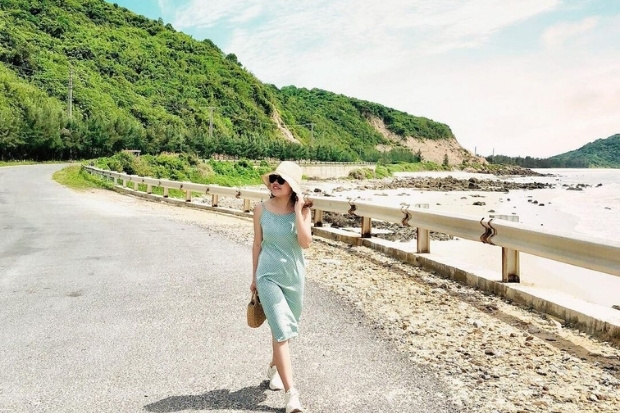 M&ugrave;a h&egrave; rực rỡ nắng v&agrave;ng tr&ecirc;n cung đường ven biển Quan Lạn l&agrave; thời điểm th&iacute;ch hợp để đi V&acirc;n Đồn