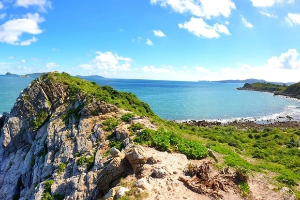 Đỉnh Eo Gi&oacute; Quan Lạn l&agrave; tọa độ check-in nơi bạn c&oacute; thể ph&oacute;ng tầm mắt &ocirc;m trọn đại dương bao la