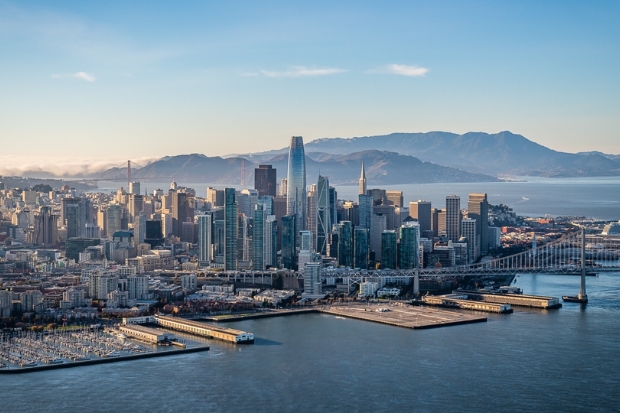 G&oacute;c nh&igrave;n từ tr&ecirc;n cao bao qu&aacute;t Financial District v&agrave; Bay Bridge của San Francisco