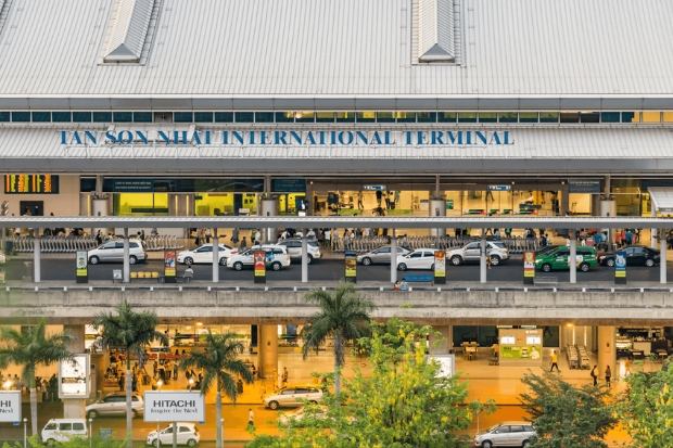 S&acirc;n bay T&acirc;n Sơn Nhất (SGN) l&agrave; cửa ng&otilde; h&agrave;ng kh&ocirc;ng quốc tế lớn nhất khu vực ph&iacute;a Nam