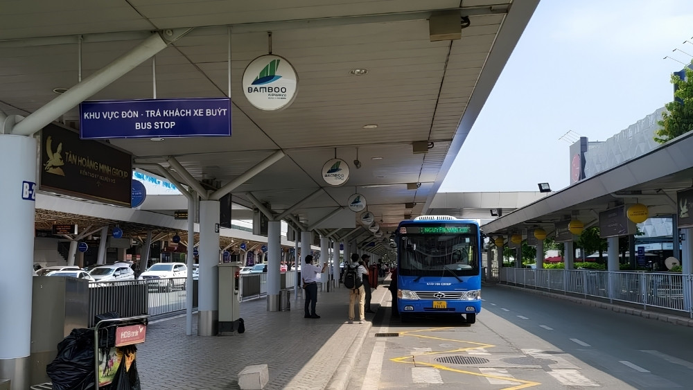 Di chuyển ra s&acirc;n bay T&acirc;n Sơn Nhất để l&agrave;m thủ tục v&eacute; m&aacute;y bay hồ ch&iacute; minh tokyo