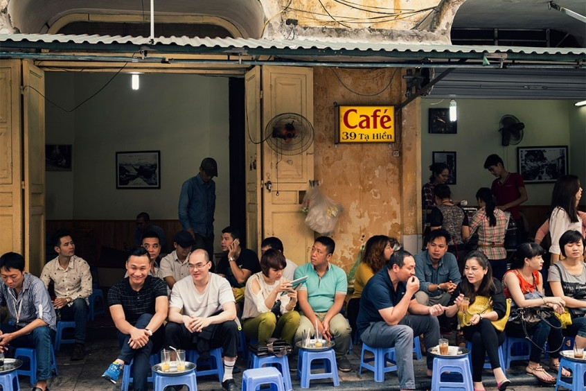 H&igrave;nh ảnh thường nhật tại một qu&aacute;n c&agrave; ph&ecirc; vỉa h&egrave; ở H&agrave; Nội, thể hiện n&eacute;t văn h&oacute;a c&agrave; ph&ecirc; đặc trưng của người d&acirc;n địa phương