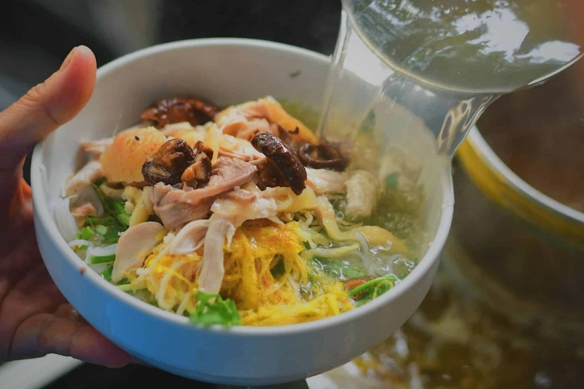 B&uacute;n thang, một m&oacute;n b&uacute;n nước truyền thống nổi tiếng của H&agrave; Nội với m&agrave;u sắc bắt mắt