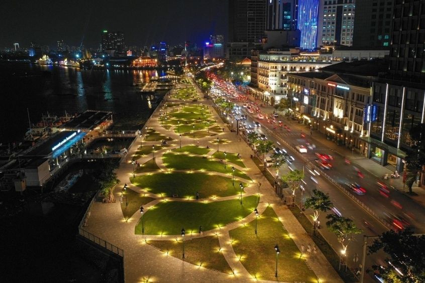 Khung cảnh C&ocirc;ng vi&ecirc;n bến Bạch Đằng về đ&ecirc;m