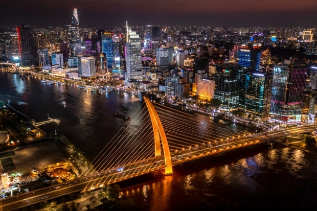 To&agrave;n cảnh S&agrave;i G&ograve;n lung linh, huyền ảo về đ&ecirc;m, phản chiếu vẻ đẹp hiện đại v&agrave; s&ocirc;i động của th&agrave;nh phố