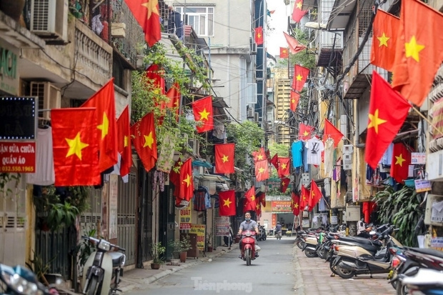 Kh&ocirc;ng kh&iacute; hẻm nhỏ S&agrave;i G&ograve;n rực rỡ sắc cờ đỏ sao v&agrave;ng, ch&agrave;o mừng ng&agrave;y Thống nhất đất nước 30/4