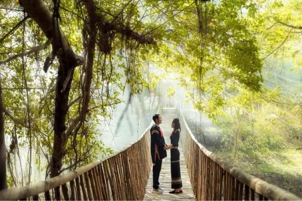 C&acirc;y cầu treo bằng tre mộc mạc bao quanh bởi c&acirc;y cối xanh tươi tại khu du lịch Bu&ocirc;n Đ&ocirc;n, Bu&ocirc;n Ma Thuột