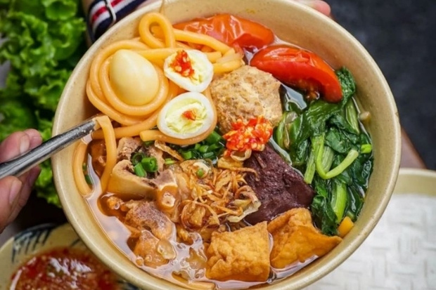 B&uacute;n đỏ l&agrave; một m&oacute;n đặc sản b&igrave;nh d&acirc;n nổi tiếng của v&ugrave;ng Bu&ocirc;n Ma Thuột, T&acirc;y Nguy&ecirc;n