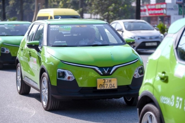 Taxi truyền thống l&agrave; phương tiện di chuyển phổ biến, c&oacute; thể bắt gặp ở hầu hết mọi nơi