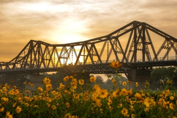 V&eacute; m&aacute;y bay từ Vinh đi H&agrave; Nội đưa bạn kh&aacute;m ph&aacute; cầu Long Bi&ecirc;n lịch sử