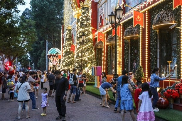 Kh&ocirc;ng kh&iacute; lễ hội cuối năm lộng lẫy v&agrave; s&ocirc;i động tr&ecirc;n c&aacute;c tuyến phố trung t&acirc;m S&agrave;i G&ograve;n