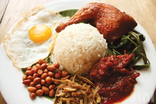 Một mẹt&nbsp;Cơm cốt dừa Nasi Lemak&nbsp;đầy đặn