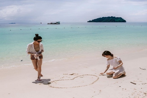 Cát trắng trên đảo Manukan