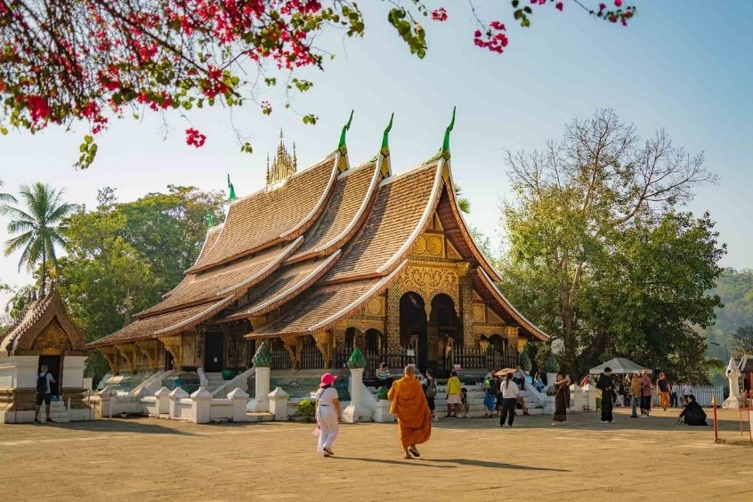  Đặt v&eacute; m&aacute;y bay đi Luang Prabang - kh&aacute;m ph&aacute; ng&ocirc;i ch&ugrave;a Wat Xieng Thong linh thi&ecirc;ng