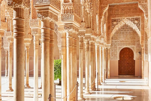 Cung điện Alhambra là điểm đến checkin quen thuộc của nhiều hành khách khi đến Tây Ban Nha du lịch  Cung điện Alhambra