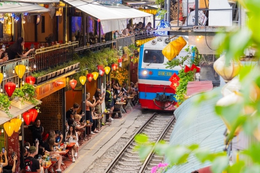 Trải nghiệm "th&oacute;t tim" đầy phấn kh&iacute;ch khi ngắm đo&agrave;n t&agrave;u lướt qua s&aacute;t tầm mắt tại Phố Đường T&agrave;u H&agrave; Nội.