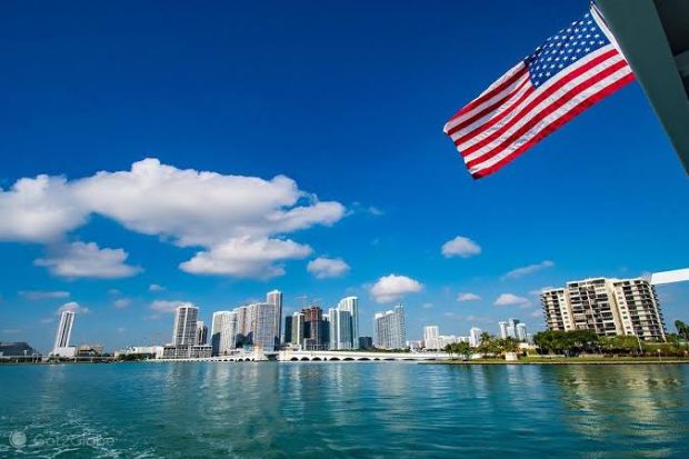 Khung cảnh Miami nhìn từ trên thuyền, nổi bật với những tòa nhà ven biển Khung cảnh Miami nhìn từ trên thuyền, nổi bật với những tòa nhà ven biển