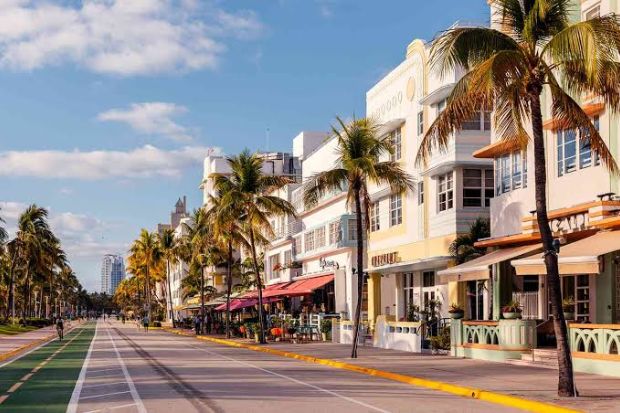 Đường Ocean Drive nổi bật với những tòa nhà mang kiến trúc Art Deco tại khu South Beach, Miami Beach Đường Ocean Drive nổi bật với những tòa nhà mang kiến trúc Art Deco tại khu South Beach, Miami Beach