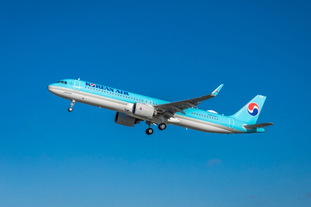 Korean Air cất cánh trong nền trời xanh biểu tượng của hàng không Hàn Quốc hiện đại