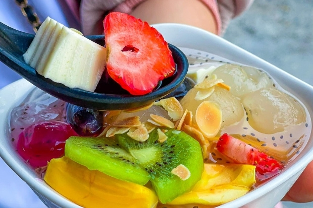 Ly chè Sài Gòn đầy màu sắc với đậu thạch dừa và nước cốt dừa thơm béo hấp dẫn