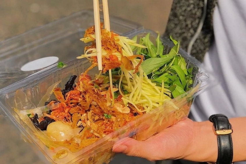 B&aacute;nh tr&aacute;ng trộn - M&oacute;n ăn vặt quốc vặt ở S&agrave;i G&ograve;n
