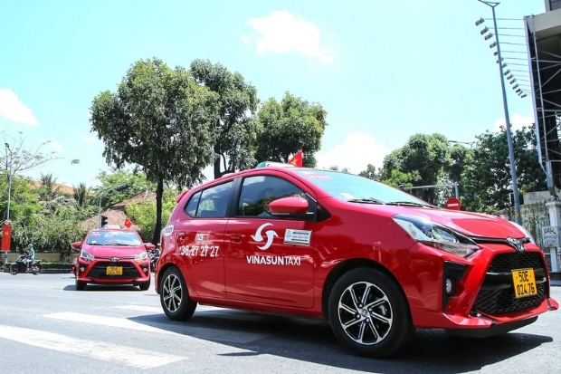 Xe Vinasun Taxi di chuyển trên đường phố 