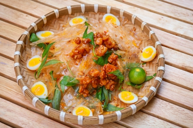  Bánh tráng trộn đầy topping như khô bò trứng cút xoài rau răm và nước sốt đậm đà