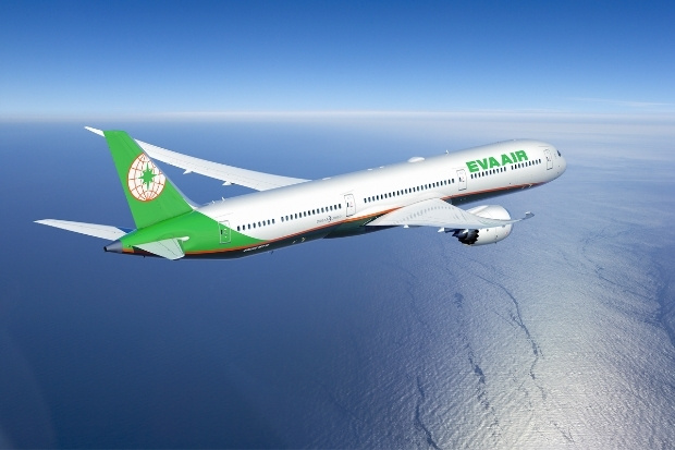 Máy bay EVA Air đang cất cánh với thiết kế màu xanh đặc trưng với logo hoa mai nổi bật