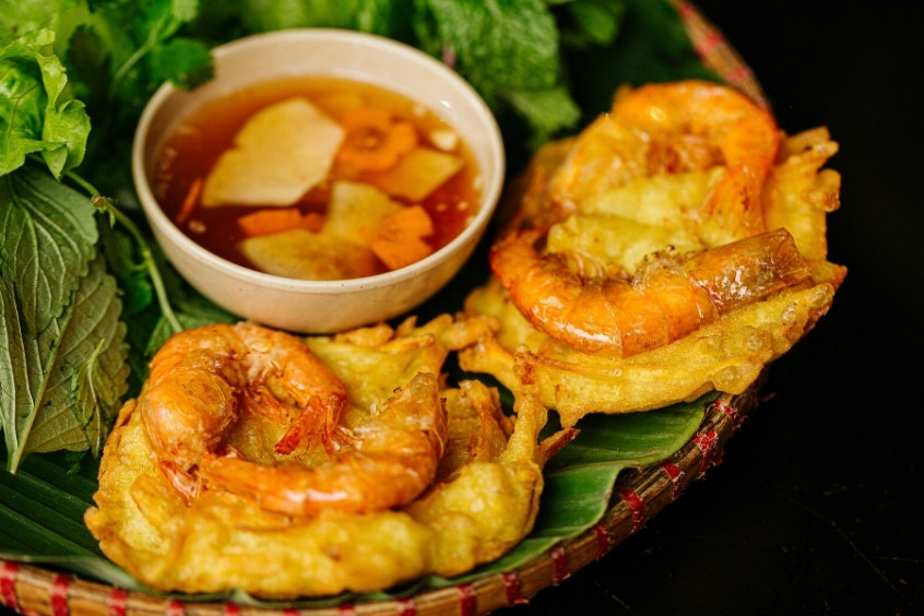 B&aacute;nh t&ocirc;m Hồ T&acirc;y gi&ograve;n rụm, nh&acirc;n t&ocirc;m tươi ngọt, thưởng thức b&ecirc;n hồ lộng gi&oacute;