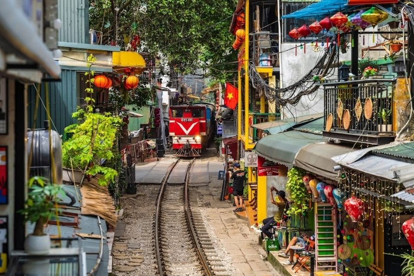 V&eacute; m&aacute;y bay từ Sihanoukville đi H&agrave; Nội - Kh&aacute;m ph&aacute;&nbsp;phố đường t&agrave;u Ph&ugrave;ng Hưng độc đ&aacute;o